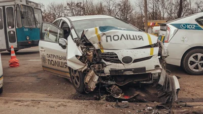 В Киеве патрульное авто врезалось в столб: видео