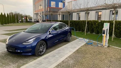 Перша європейська Tesla Model 3 прибула в Україну