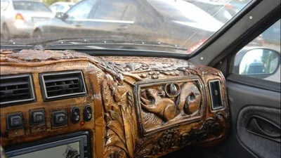 Фото: странный ВАЗ с резным деревянным салоном