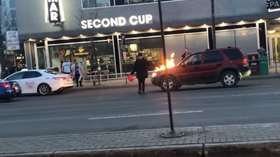 Канадец поджег дюжину машин посреди улицы, его остановили очевидцы (видео)