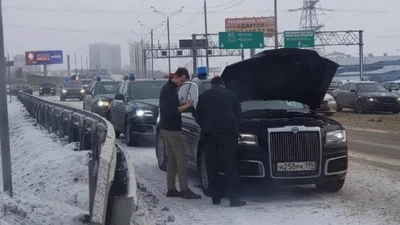 Путинский лимузин Aurus застрял на дороге из-за поломки (фото)