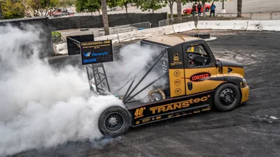 Відео: каскадер шліфує асфальт на 2400-сильній вантажівці