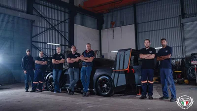 Африканці збудували шалений Nissan GT-R з велетенськими спойлерами спереду і ззаду