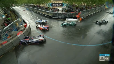 Первая за 5 сезонов мокрая гонка Формула Е на электрических болидах стала настоящим кошмаром для пилотов: видео