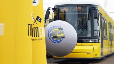 Бельгийцы придумали новое развлечение – трамвайный боулинг