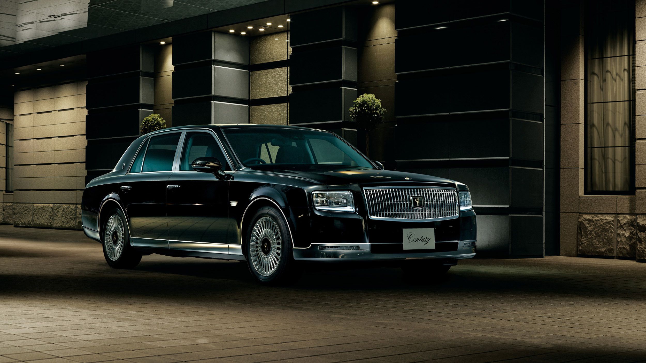 Император Японии получит кабриолет Toyota Century, как у Путина