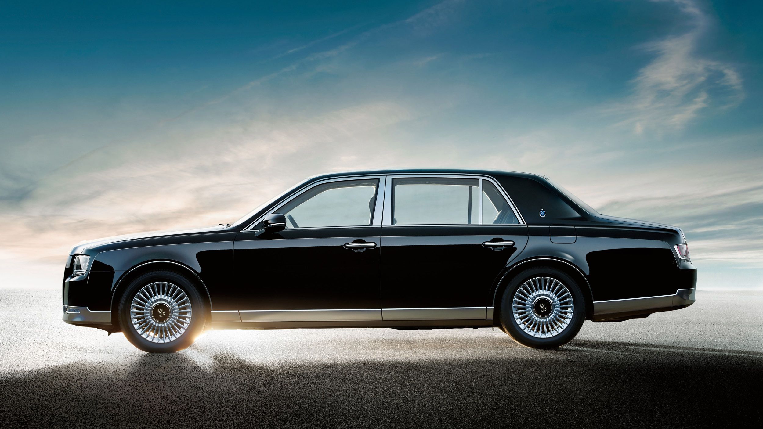 Император Японии получит кабриолет Toyota Century, как у Путина