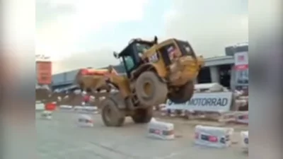Видео: водитель экскаватора показал мастерство вождения высшего уровня