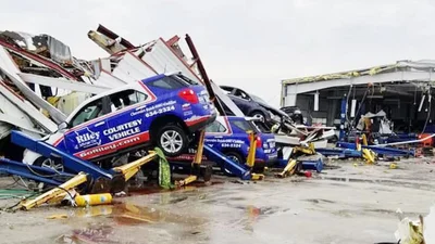 Торнадо в США разбросало машины, как игрушки: фото