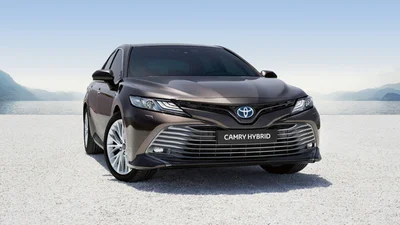 Toyota принимает заказы на Camry Hybrid в Украине