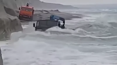Відео: відчайдушний водій КамАЗа пустив машину хвилями штормового моря