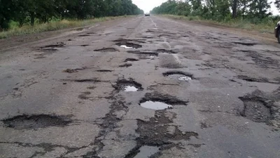 Як Укравтодор позбувається "чужих" підрядників і чому українські дороги досі в жахливому стані (оновлено)