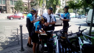 Інспектори з паркування спільно з велопатрулем наводять лад на київських парковках