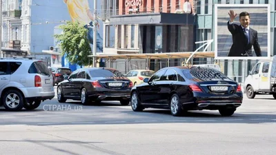 Зеленський їздить на двох "Мерседесах" з ідентичними номерами
