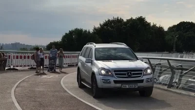 Автомобилисты начали ездить по новому велопешеходному мосту в Киеве: Фото