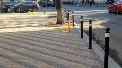 Тротуари відгородять від доріг металевими стовпчиками
