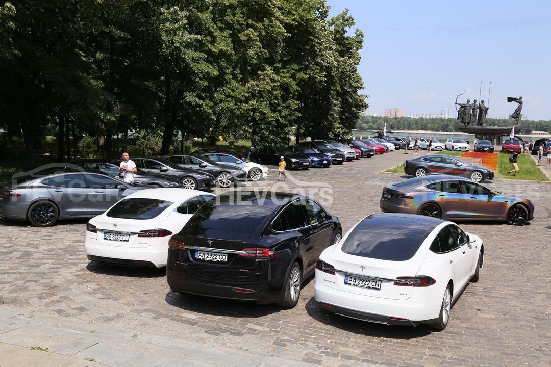 В Киеве прошел автопробег электрокаров Tesla