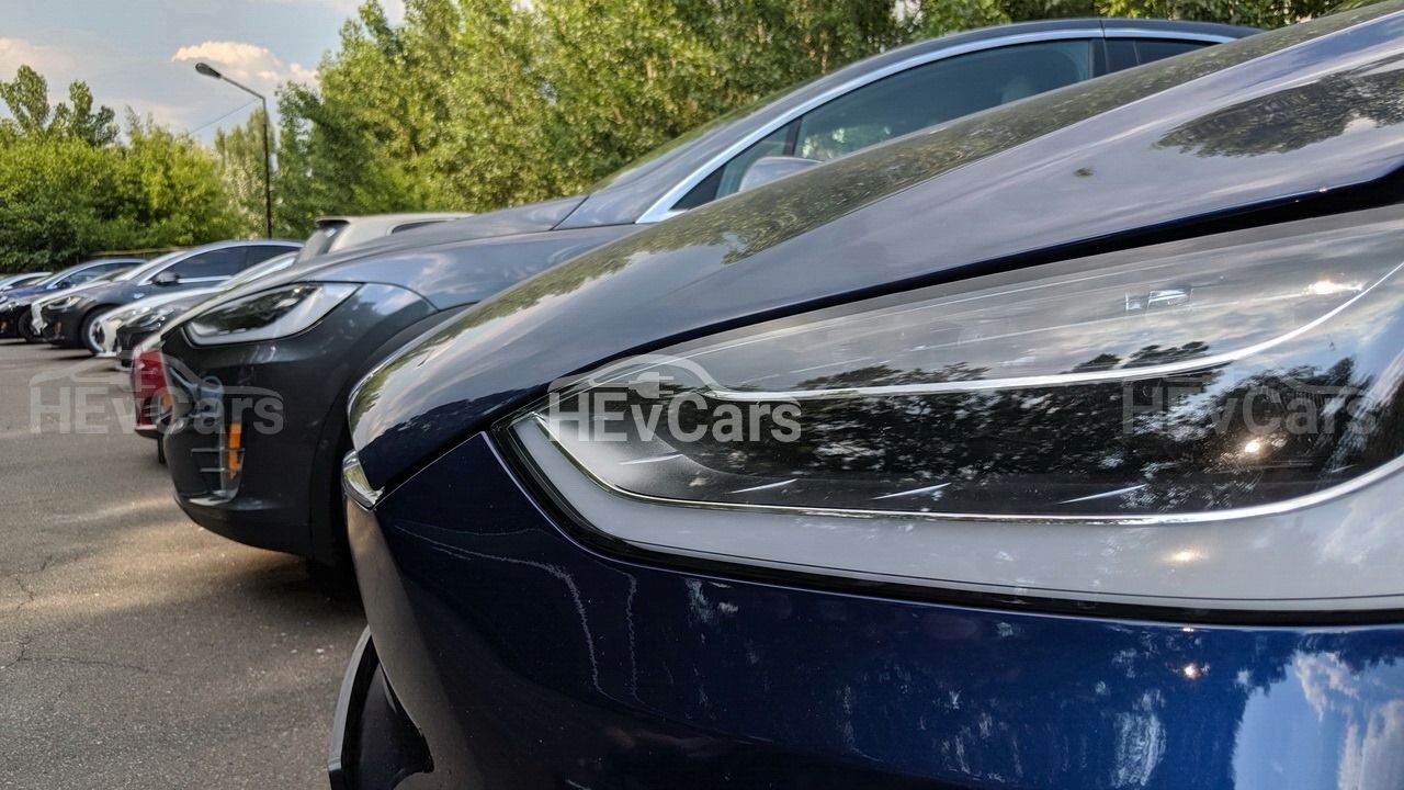 В Киеве прошел автопробег электрокаров Tesla