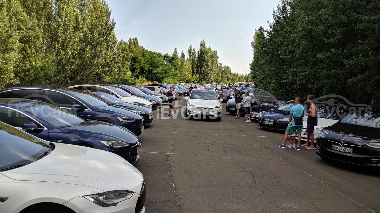 В Киеве прошел автопробег электрокаров Tesla