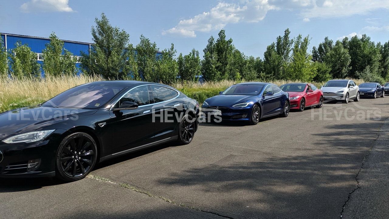 В Киеве прошел автопробег электрокаров Tesla