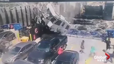 Будинок на колесах втратив керування і впав на пором, водій загинув (відео 18+)