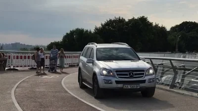 Водія, який проїхався пішохідним мостом, притягнули до відповідальності