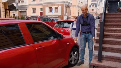 В елітному районі Києва автовласники перегородили всі тротуари: відео