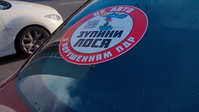 Як запарковані автомобілі заважають автобусам та "швидкій": відео