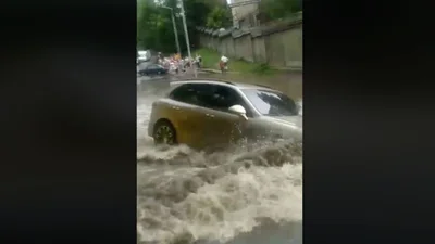 В Києві Porsche Cayenne подолав калюжу по вікна: відео