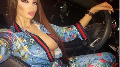 Пишногруда супермодель втопила Lamborghini в басейні: відео