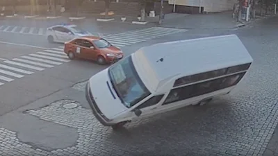 В Дніпрі п'яний втікач від поліції на Hyundai перевернув марштутку: відео аварії