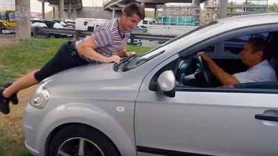 Столична поліція виправдовує порушників, які возять пішоходів на капоті: відео