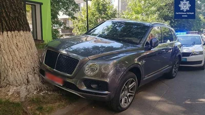 В Киеве пьяный водитель разбил новенький Bentley Bentayga