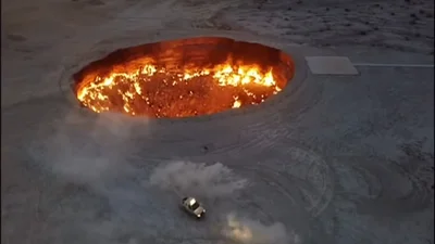 Президент Туркменії показав гарячий дріфт біля "Пекельних воріт"