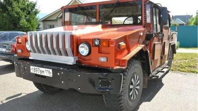 Народний умілець розібрав комбайн та зібрав з нього Hummer (відео)
