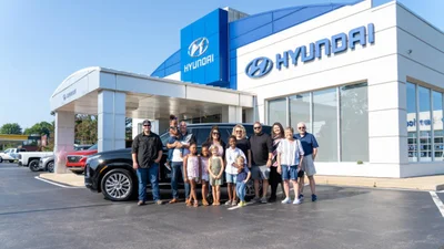 Hyundai подарила многодетной семье свой самый большой внедорожник