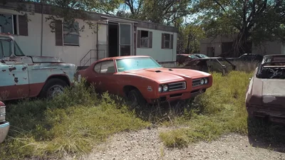 Знайдена колекція з трьох десятків цінних вінтажних авто