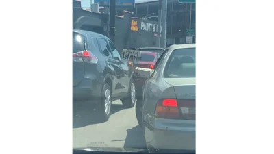 Прямим текстом: чоловік вигадав спосіб спілкування з іншими водіями у трафіку