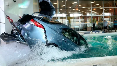 Приплили: водій припаркувався у басейні спортклубу