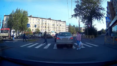 Відео: як перейти дорогу, якщо на "зебрі" стоїть машина