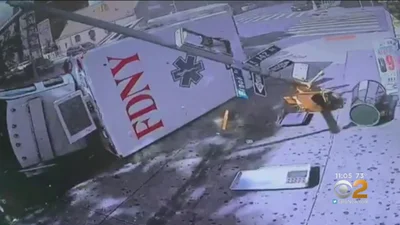 Дві карети швидкої не розминулись на перехресті на шляху до одного пацієнта (відео)