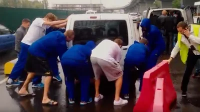 Команда баскетболістів посунула авто, яке заважало проїхати: відео