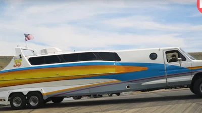 Такого будинку на колесах ви ще не бачили – він плаває (відео)