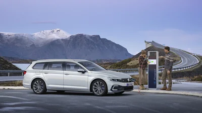 Volkswagen Passat GTE PHEV получил больше автономности