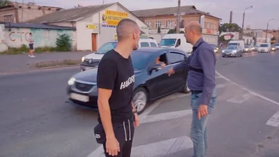 В Києві зустрічкою їздять з немовлятами за кермом: відео