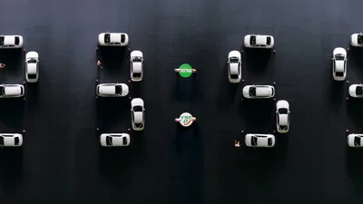 Відео: зі справжніх машин утворили живий годинник і він працює