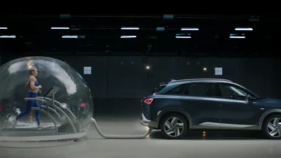 Відео: іспанська легкоатлетка тренується під скляним ковпаком, дихаючи вихлопом Hyundai Nexo