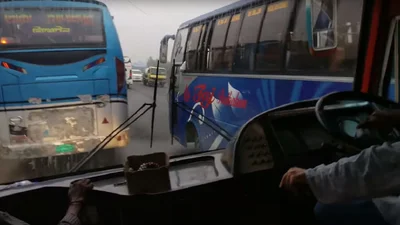 На відео показали шалені перегони автобусів з пасажирами всередині