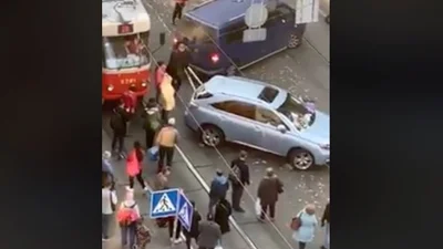 В Києві небайдужі самі посунули Lexus, що заважав трамваю: відео