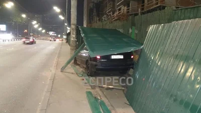 Божевільна жінка на "євроблясі" в'їхала в прохід для пішоходів